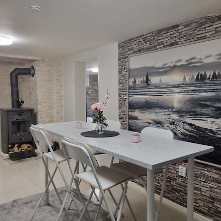 Ferienwohnung Moonlight - Trevlig Kallarlagenhet Broby Exterior foto